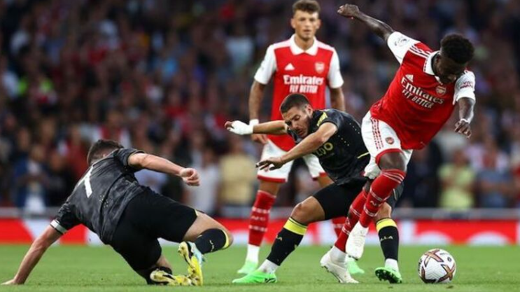 Bukayo Saka được mệnh danh là cơn lốc đường biên bên hành lang phải của Pháo Thủ